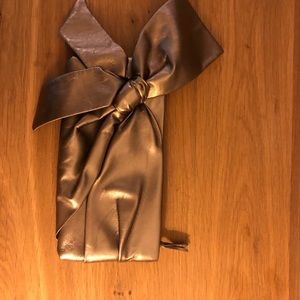 Broche Noeud Valentino - Modèle Occasion - État Annoncé Comme Neuf Par Le Vendeur